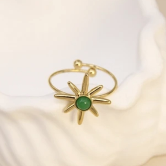 Bague étoile dorée – Pierre verte 