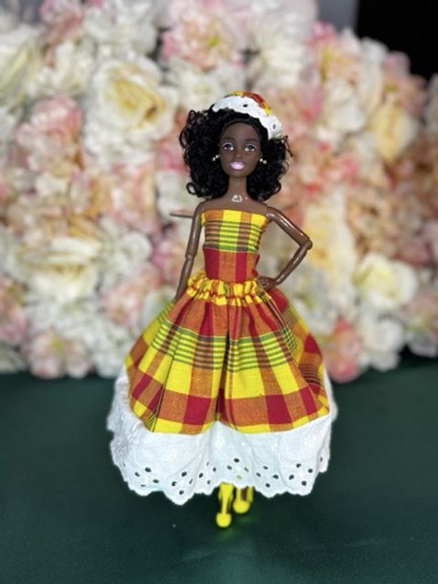 Poupée | Robe madras 100% coton fait main | Collection artisanale | Poupée de décoration | Cadeau unique