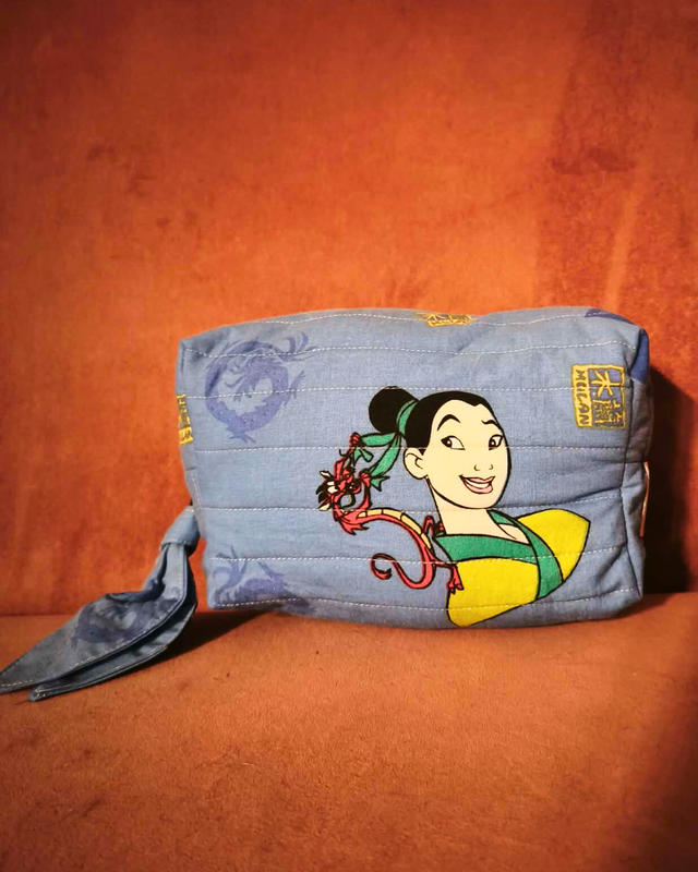 ✨ Trousse matelassée upcyclée – Édition Mulan ✨