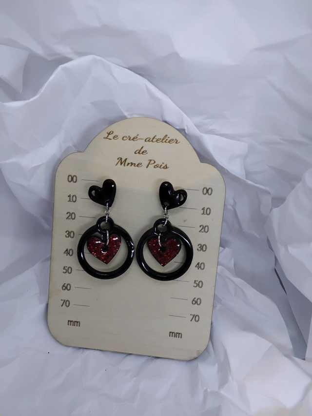 Boucles d’oreilles cœur rouge pailleté en bois peint noir et résine – Attache acier onoxydable