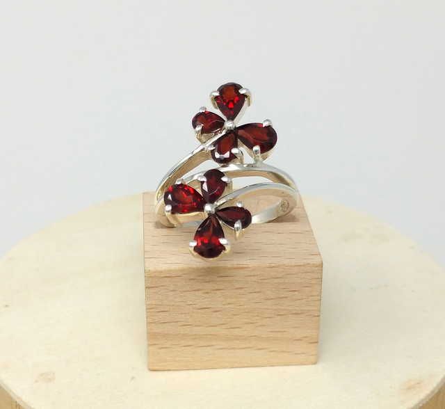 Bague pour femme papillon orné de 8 grenat - VR302