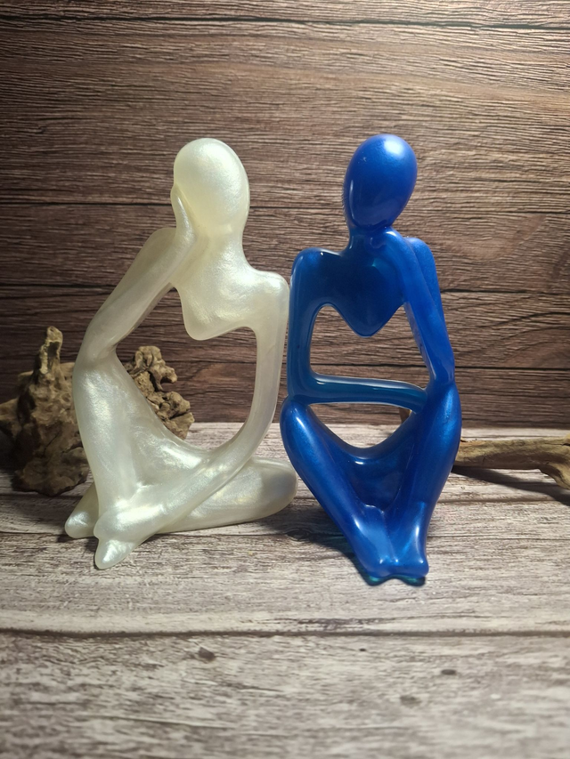 Couple de penseurs en résine époxy