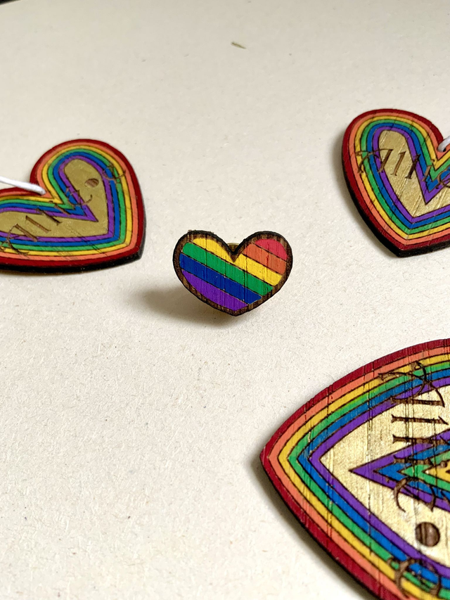 Pin's « Cœur arc-en-ciel »