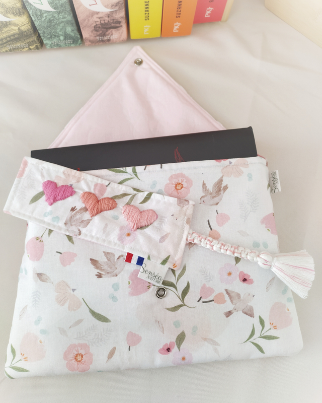 Marque-page brodé de 3 petits cœurs 