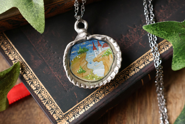 médaillon coquillage Chateau médiéval –  peint à la main - acier inoxydable et laiton plaqué argent