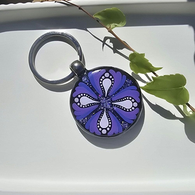 Porte-clés rond mandala peint recto verso violet pailleté