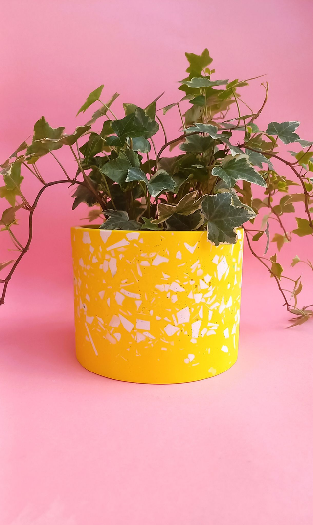 Osłonka na doniczkę, żółta doniczka lastryko