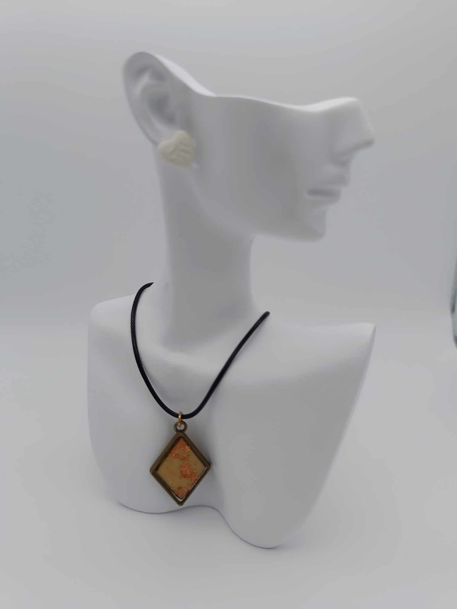 Collier serti en porcelaine froide et résine Losange