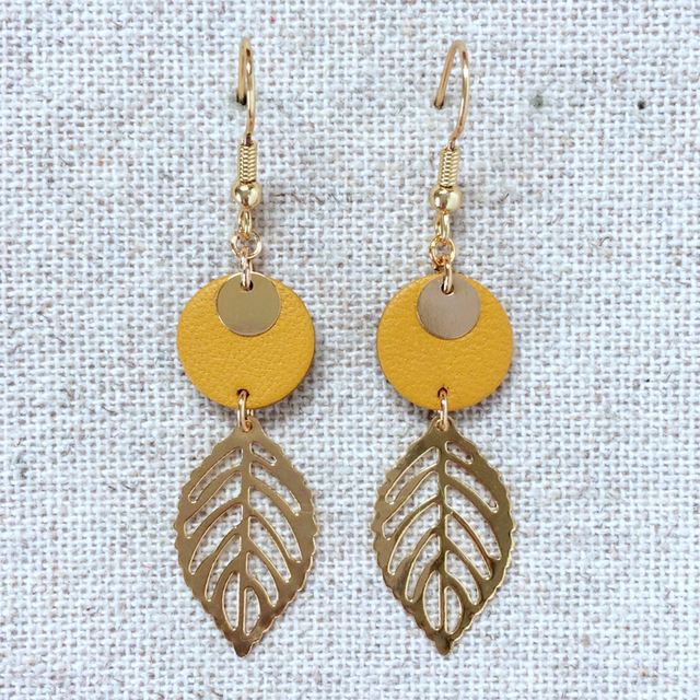 Boucles d’oreilles « Zart » dorées, cuir jaune moutarde 