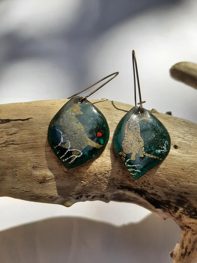 Boucles petites feuilles vertes foncée chat doré