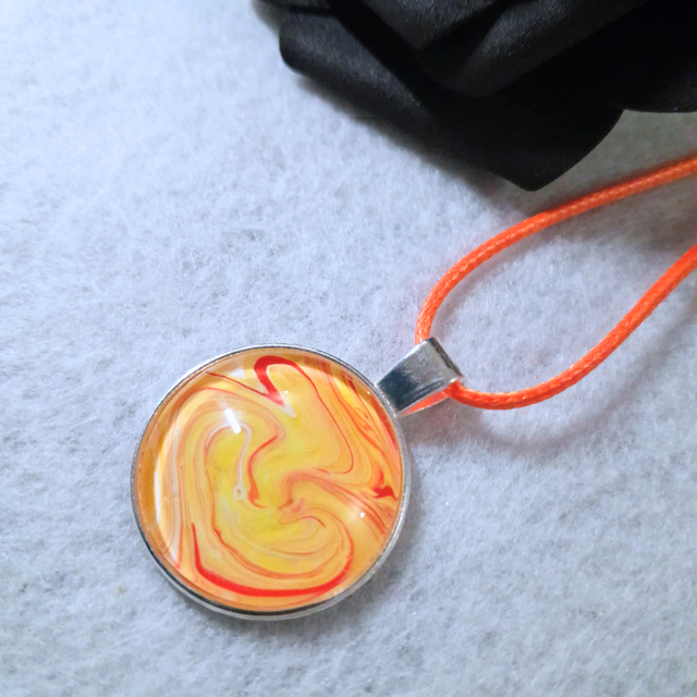 FIRE DANCE - Collier - Cordon orange