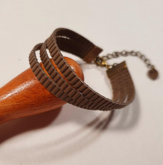 Bracelet en cuir marron ondulé