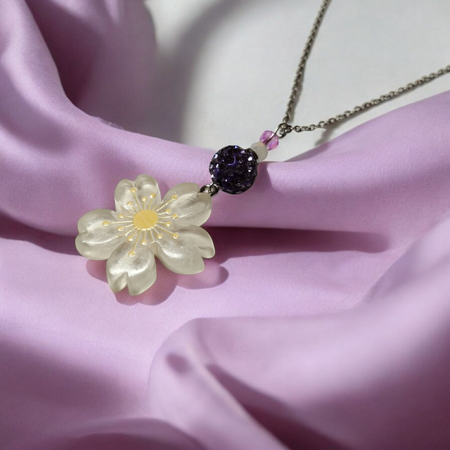 Collier acier inoxydable et cristal violet et blanc fleur
