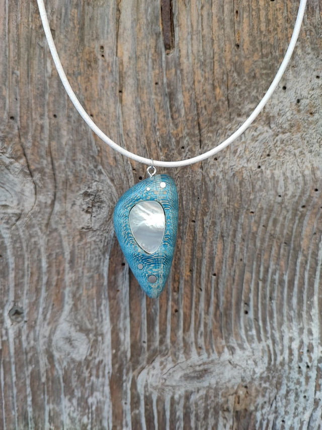 Pendentif en Bois d'Érable Sycomore ondé stabilisé bleu, Argent, Nacre et Cordon Cuir