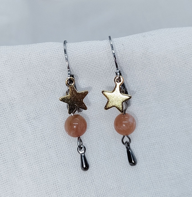 Dormeuses d'oreilles avec pendentif doré "étoile" en acier inoxydable, avec pierres naturelles (pierre de soleil)
