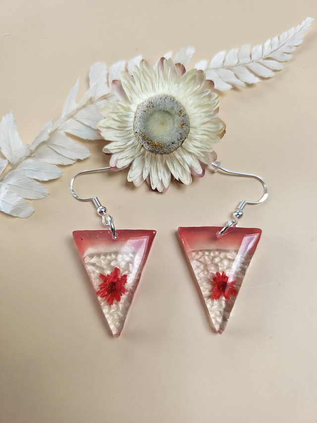 Boucles d&#039;oreilles en résine - Triangles fleur rouge sur fond transparent