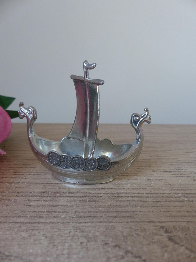 Bateau viking miniature en étain, bateau viking fait à la main, bateau de Tinn souvenir, chaloupe viking Handstopt, navire dragon nordique