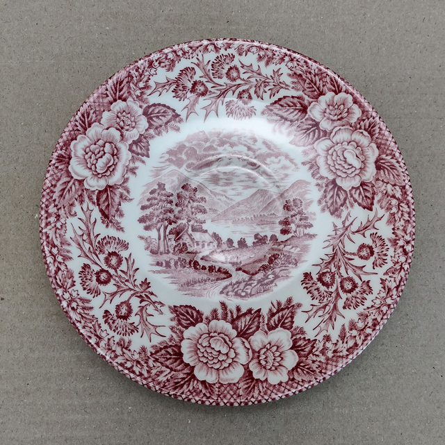 Enoch Wedgwood | Schoteltje Geschulpt (diameter 16,0 cm | hoogte 2,5 cm) met &#039;Lochs of Scotland&#039; decor in Roze kleur | Vintage