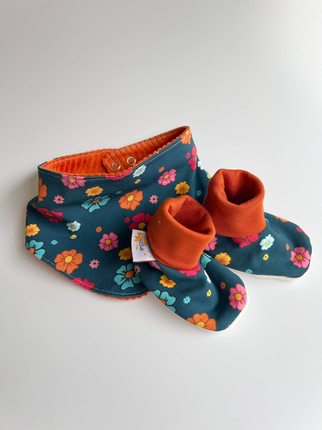 Coffret chaussons 0-6 mois + bavoir bandana Collection «Rouki et Capucine»