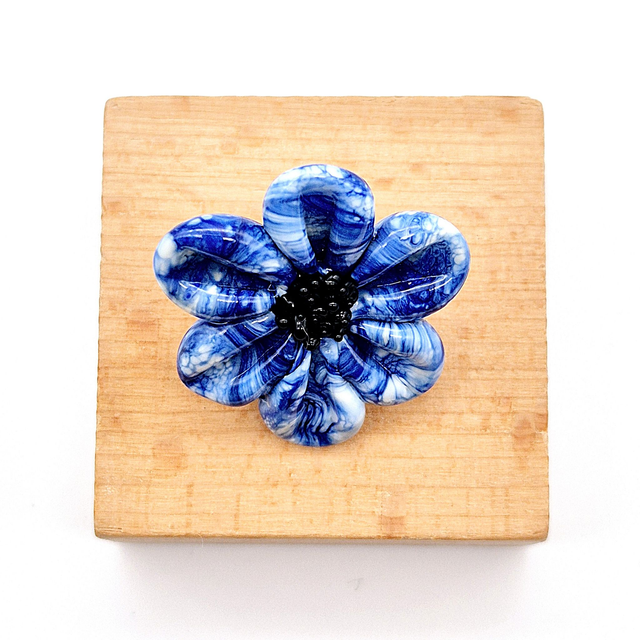 Pin's Marguerite bleu jean
