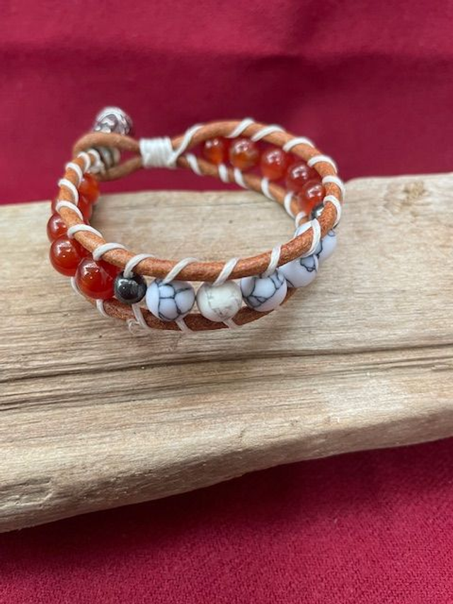 Bracelet en  cuir serti de pierres naturelles, cornaline  ,hématite & howlite
