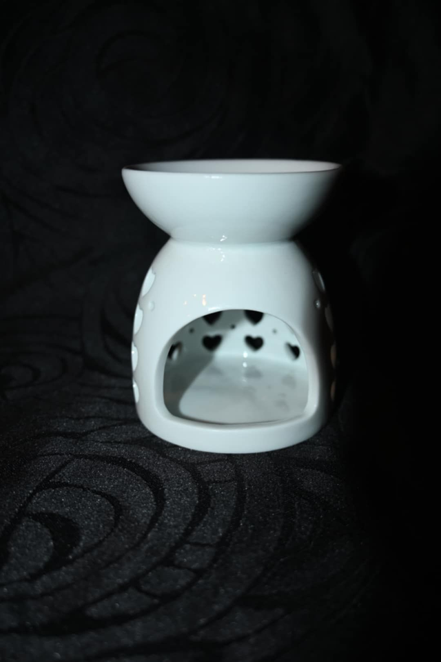 Brûle-parfum en céramique blanche – Design cœurs ajourés