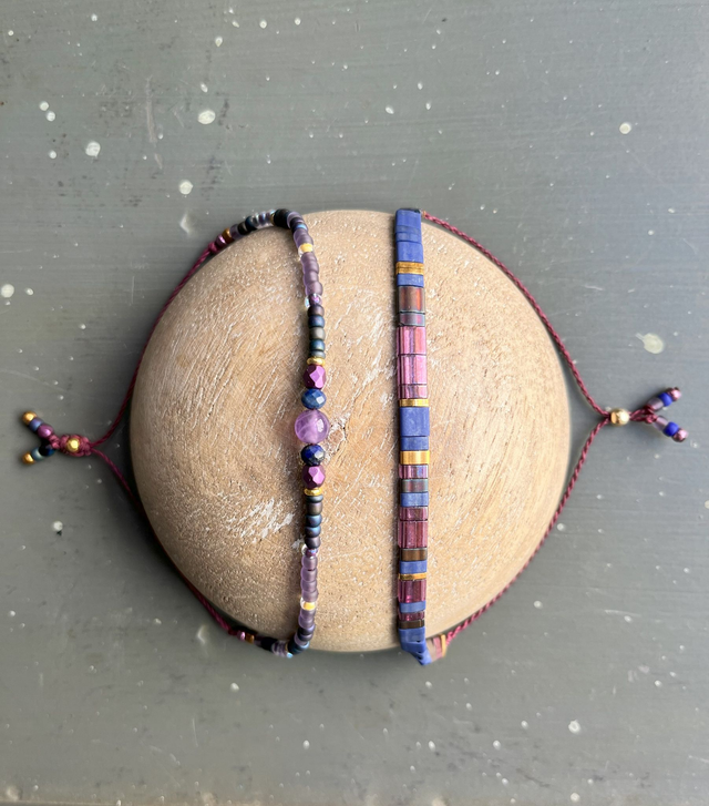 Ensemble de deux bracelets violets bleus et or 