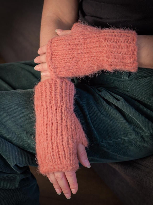 Mitaines en laine d&#039;alpaga et soie rouille pâle tricotée à la main en France 