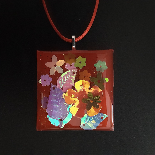 Pendentif grand carré collection floral fond rouge intense et décor irisé fleuri