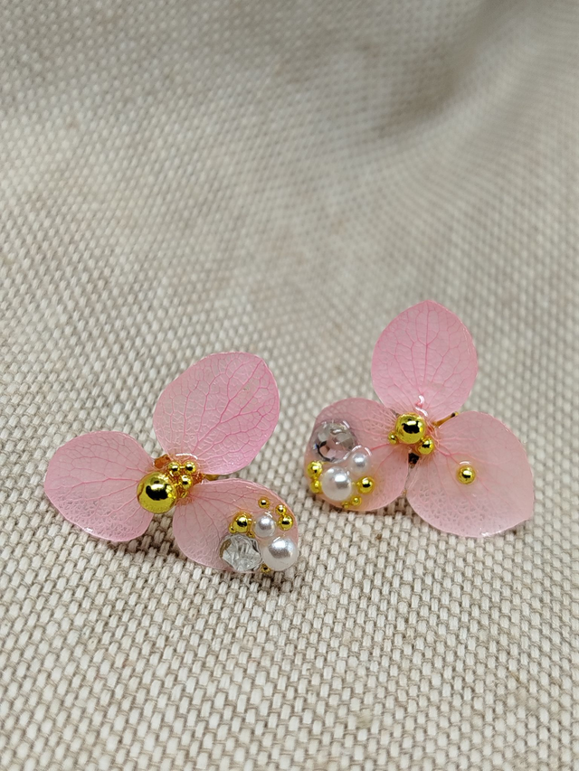 Clous d'oreilles Joy en fleurs résinées coloris rose