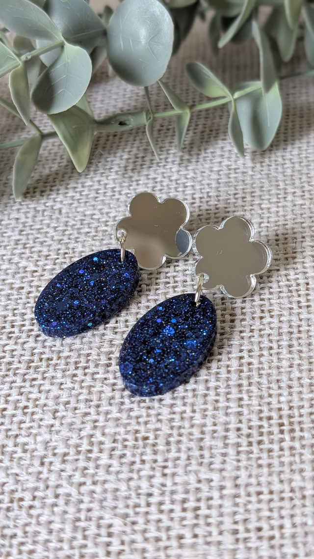 Boucles d'oreilles argentées et bleues pailletées en résine