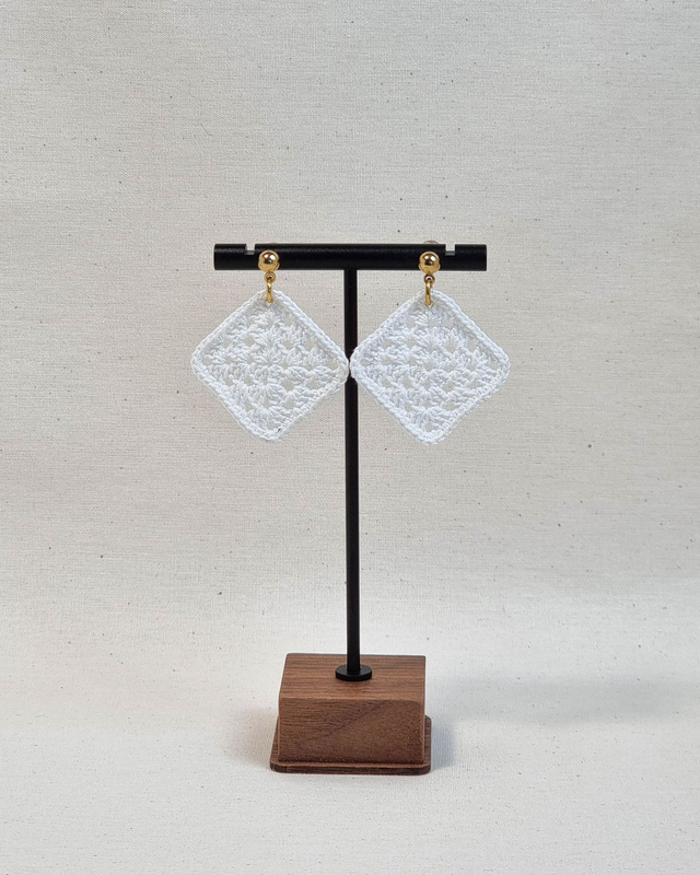 Kvačkani uhani beli