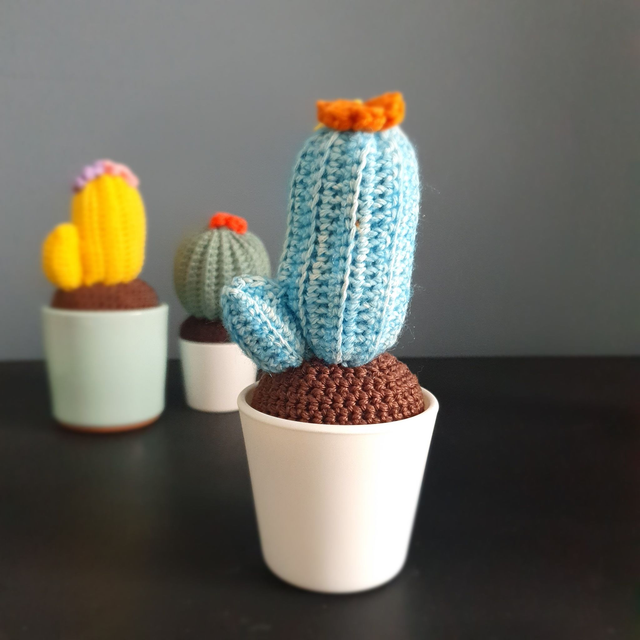 Gehaakte cactus in potje - lichtblauw