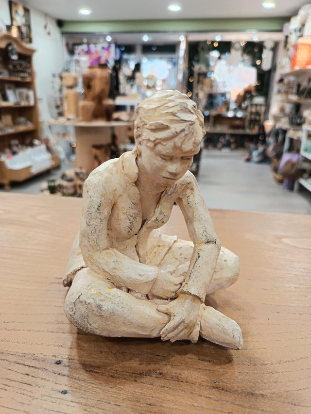 Sculpture jeune adulte assis