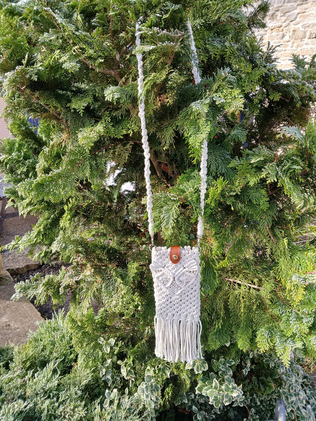 Sac bandoulière en macramé

Sac bandoulière en macramé – création artisanale bohème chic

