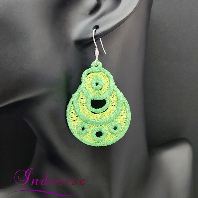 Boucles d'oreilles vert prairie et vert anis, broderie en machine - Créations issues de l'artisanat français par Indecise