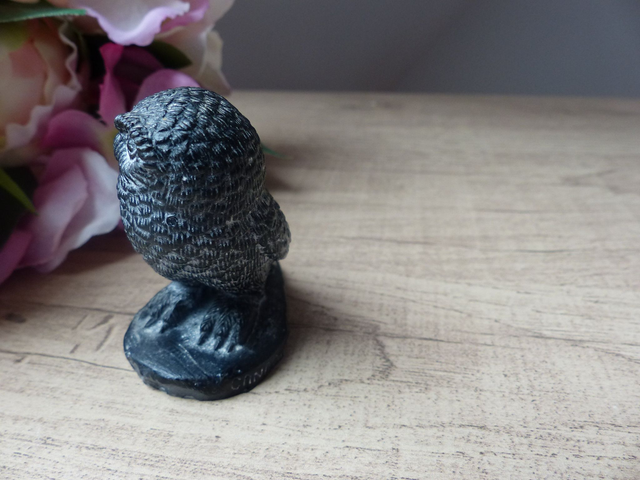 Sculpture Miniature Chouette Noire en Résine – Figurine Vintage du Canada – Objet de Collection pour Amoureux des Oiseaux - Décoration