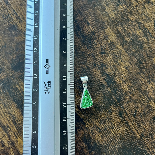 Pendentif en argent et grenat uvarovite