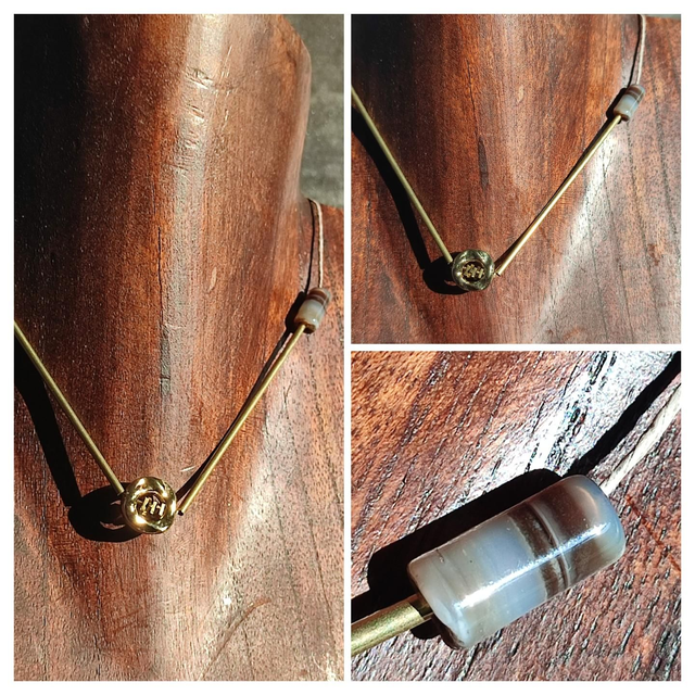 Collier agate ( pierres naturelles) et tiges dorees monté sur fil de lin avec chaîne d'extension en acier inoxydable doré 