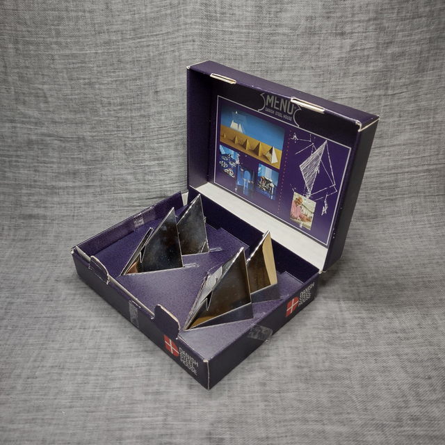 MENU Danish Steel House  | Doos met 4 menuhouders ontwerp Jørgen Meldgaard  | 4 stuks roestvrijstaal (afm. doos 19 x 14,5 x 6 cm) | Vintage