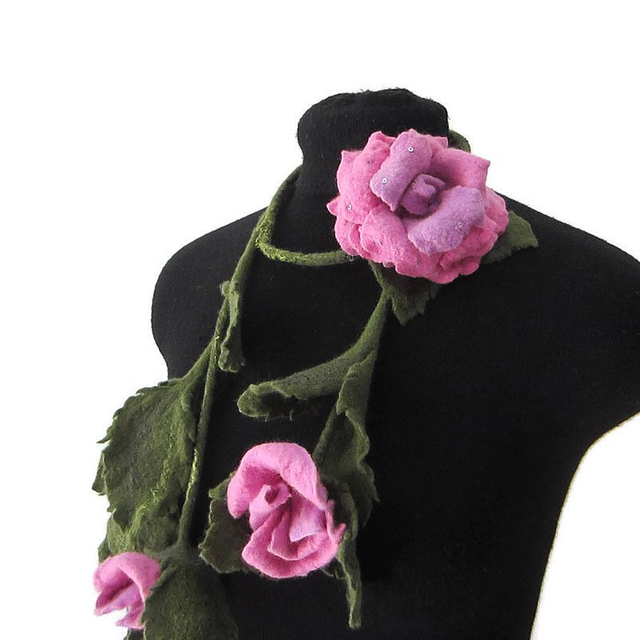Collana infeltrita lana merino rosa rosa lilla spilla feltro Collana fatto a mano regali unici
