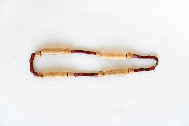 Ketting van takkenhout en zaden, kort 