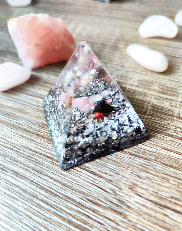 Petite Pyramide rose 2