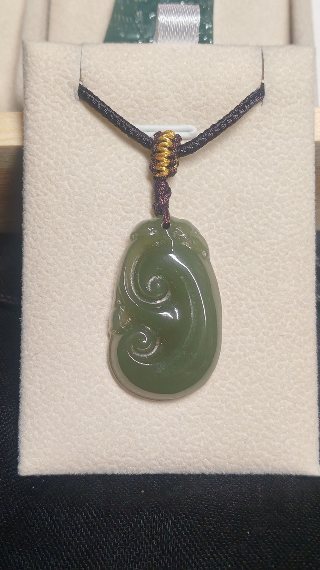 Collier jade vert sur cordon, motif vague