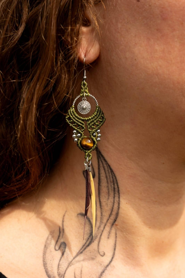 Boucles d&#039;oreilles en micro-macramé kaki avec pierre Oeil de Tigre 