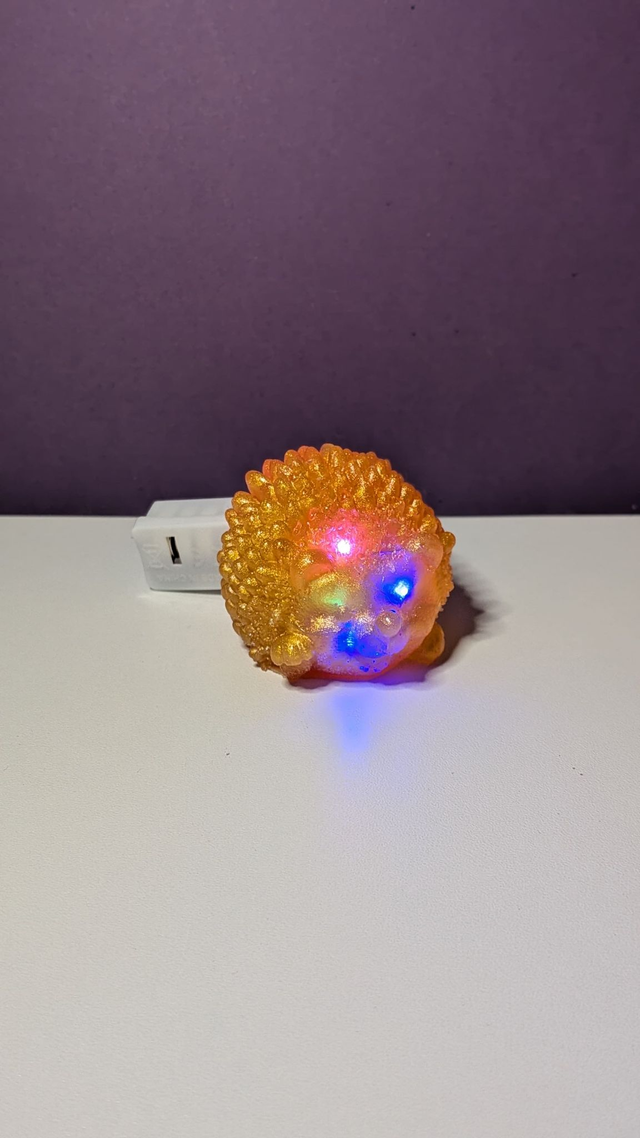 Veilleuse Hérisson en Résine Époxy – Or Lumineux &amp; Personnalisable