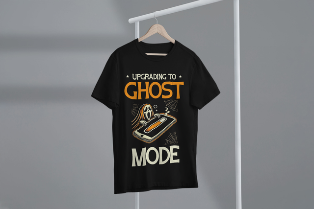 Upgrading To Ghost Mode, Halloween Humor, Tech Upgrades. Upgrade auf Geistermodus, Halloween-Humor, technische Upgrades