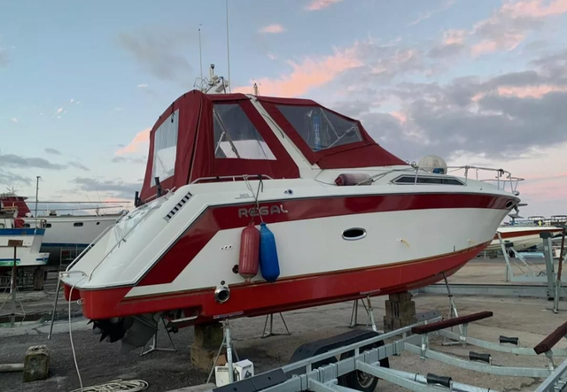 Regal Commedore 300 Cabin Cruiser 