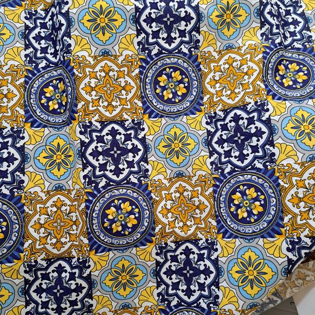 Tessuto siciliano h 2,80 m misto cotone con maioliche blu e marroni