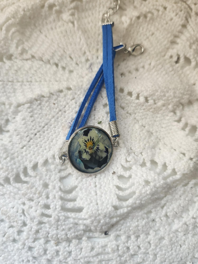 Bracelet fleurs fond et cordon bleue 